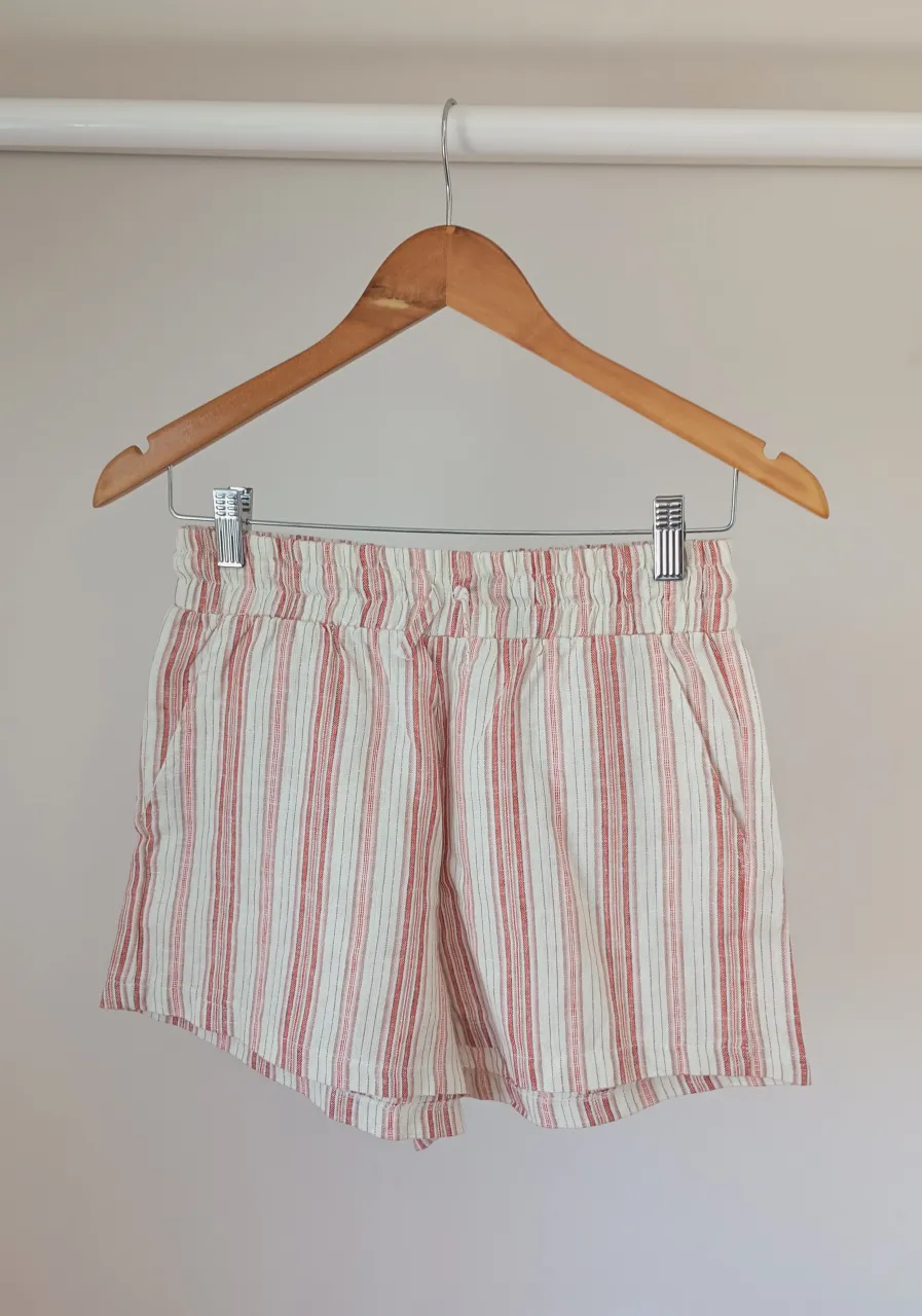 Shorts de lino a rayas rojas y blancas. Cintura elastizada con cordón.