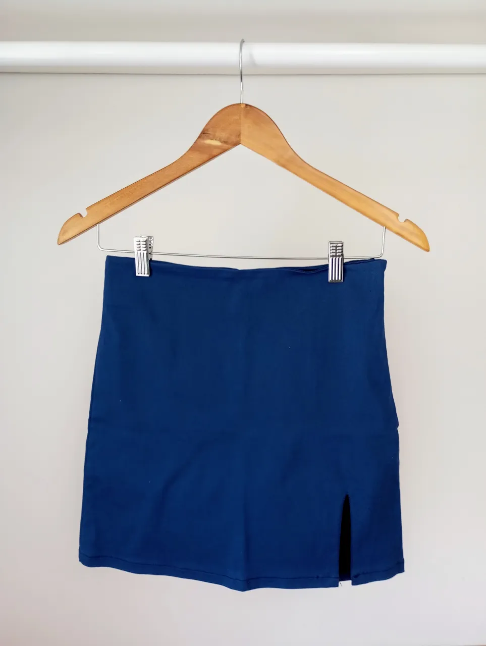 Pollera de bengalina azul con tajo lateral.