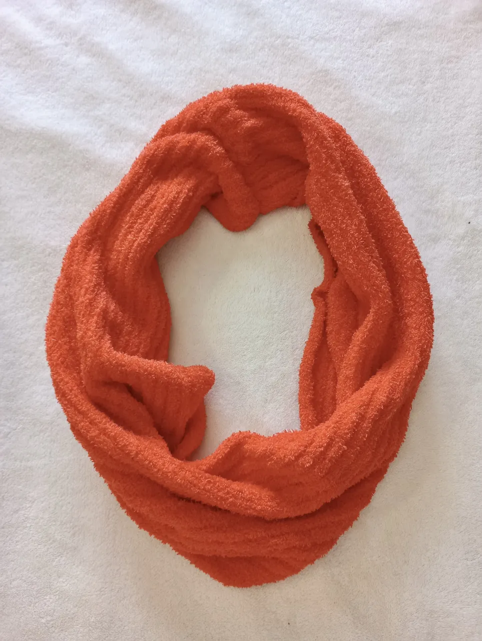 Bufanda infinita súper suave y calentita, ideal para el frío. Su color naranja vibrante le da un toque moderno a cualquier outfit. Perfecta para el día a día o para un look más arreglado.
