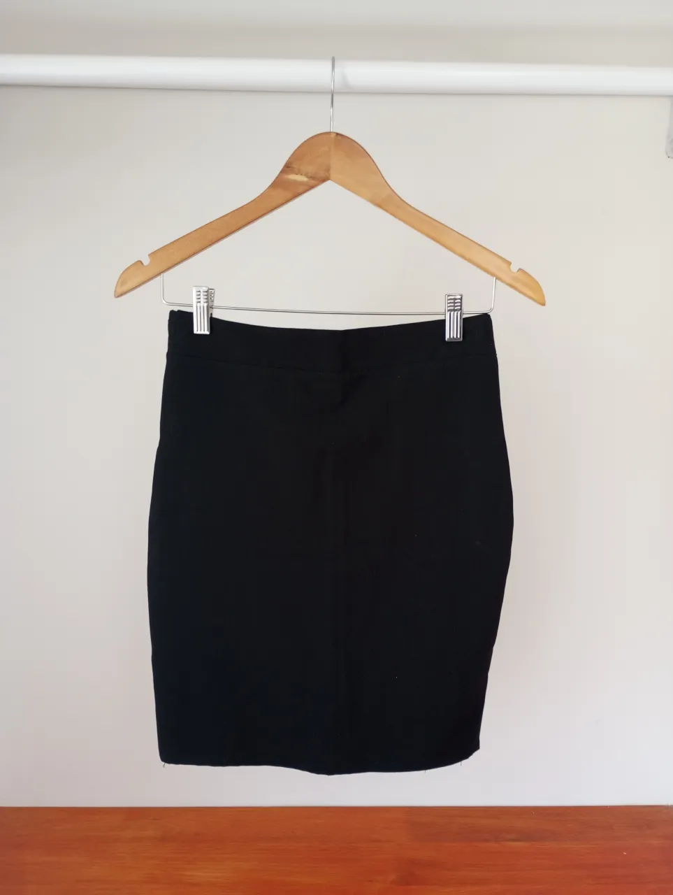 Pollera negra corta con cierre en la espalda.