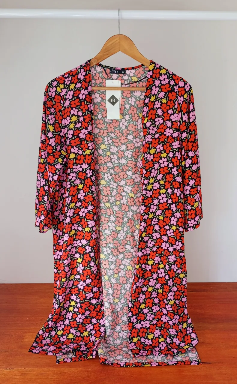 Kimono largo estampado floral multicolor con mangas 3/4.