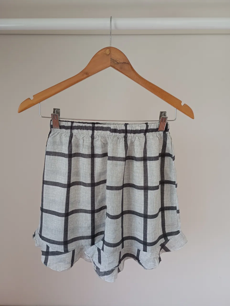 Shorts de pijama a cuadros grises y negros, con volados en la parte inferior. Ideales para estar cómoda en casa o para dormir. 