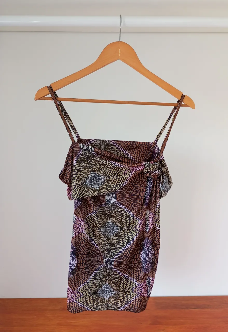 Top estampado con tiras finas y detalle de fruncido en la parte delantera. Ideal para un look canchero y fresco.