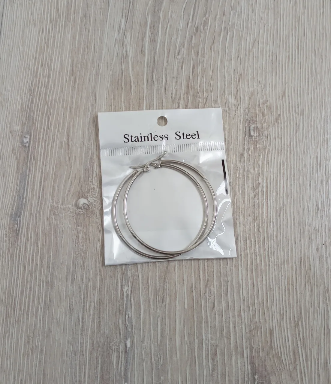 Aros de argolla plateados de acero inoxidable.