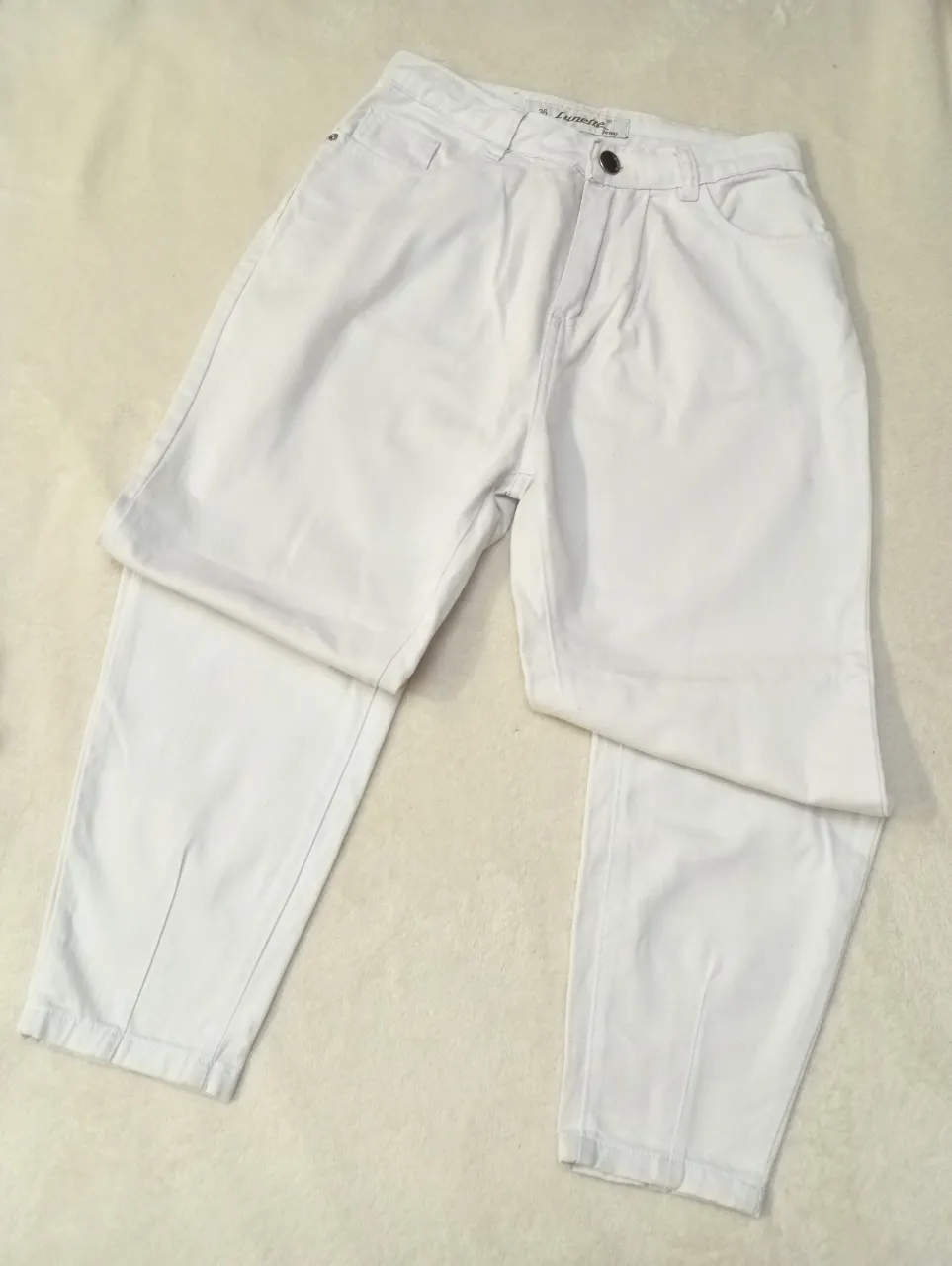 Jean mom blanco tiro alto, corte recto y moderno. Ideal para un look casual y canchero, perfecto para combinar con tops o remeras.