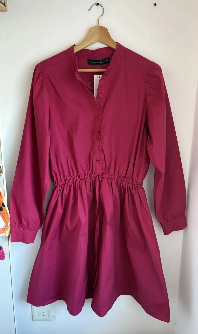 Vestido rosa con mangas largas, cuello mao y cintura elastizada con cordón. Posee botones al frente y un estampado de "ART & LOVE" en la espalda.
Marca Cuesta Blanca
Talle 44 (M)
Medidas: 38 cm hombros, 52 cm sisas, 34 cm cintura sin estirar, 75 cm cadera, 94 cm largo, 63 cm largo mangas.