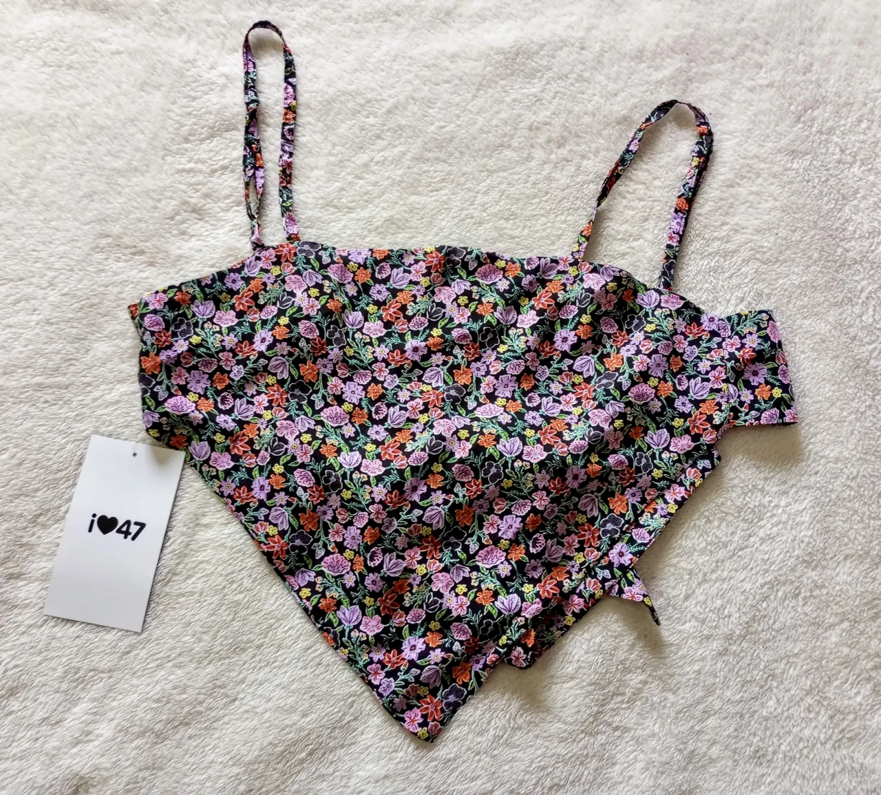 Top estampado floral con tiras finas y lazo en la espalda. Ideal para un look fresco y canchero.