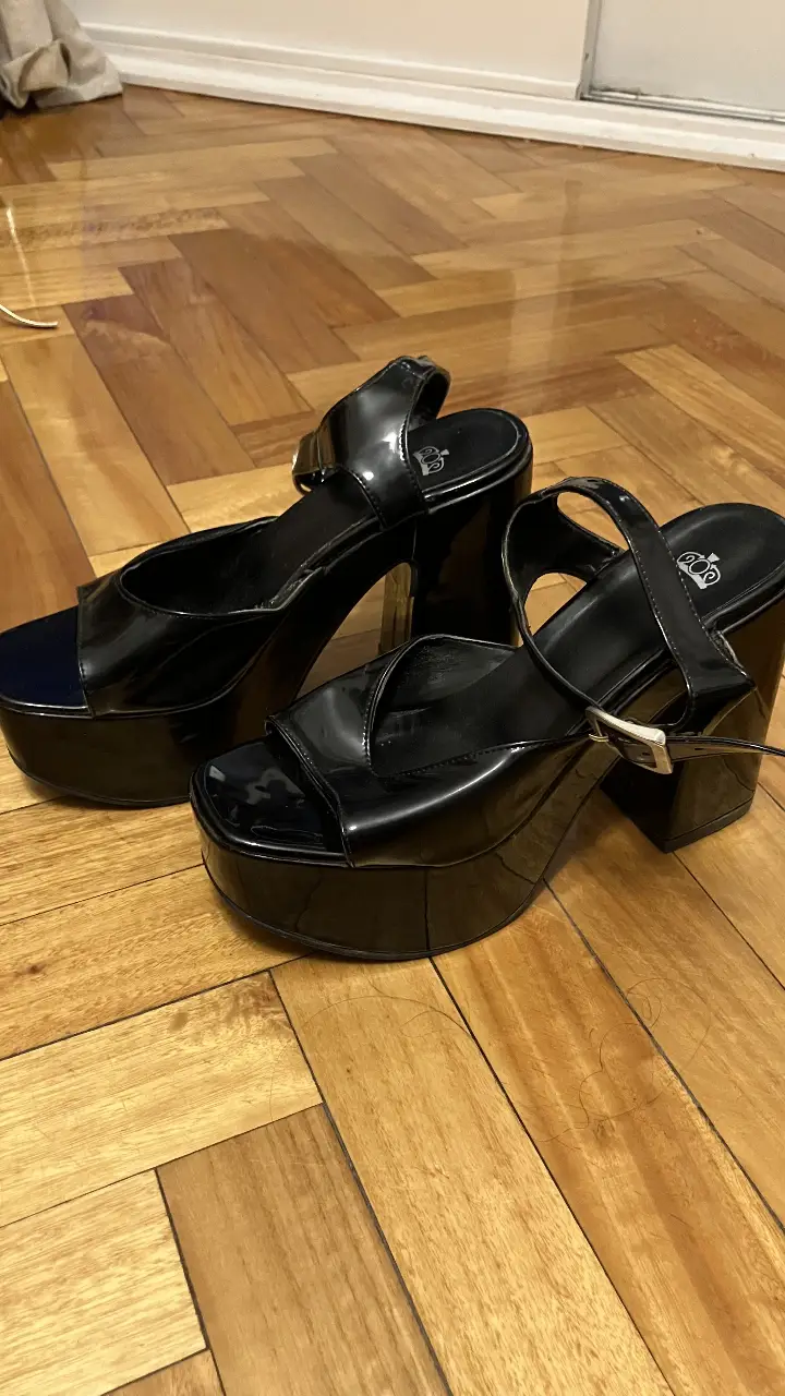 Sandalias de plataforma negras con hebilla y diseño elegante. Usadas en muy buen estado. Marca sofia de grecia.