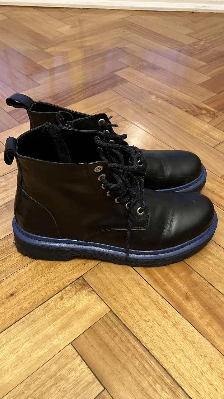 Botines de cuero negro con suela azul. Con cierre lateral y cordones funcionales. 1 solo uso, en impecable estado. Marca Sofi Martire.