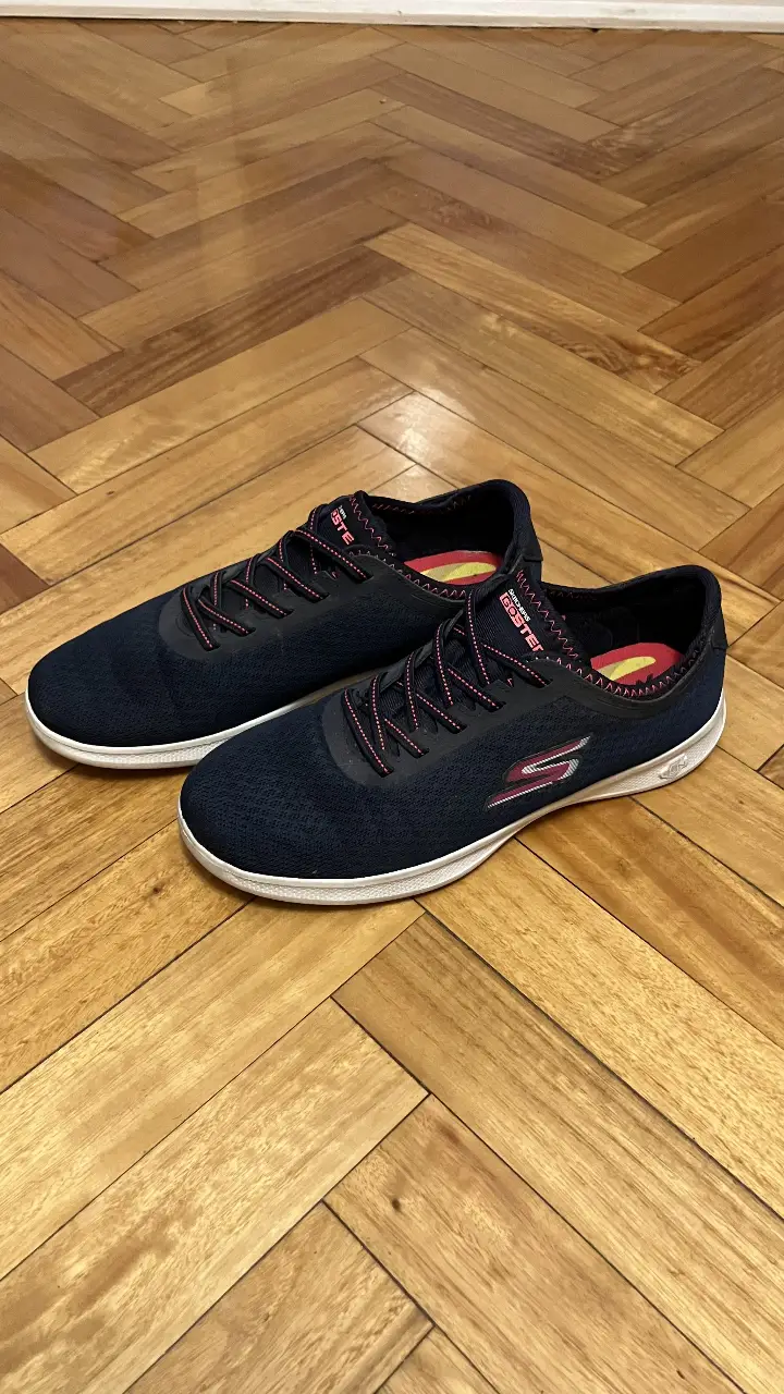 Zapatillas deportivas Skechers Go Run, color azul marino con detalles en rosa y suela blanca. Sin uso.