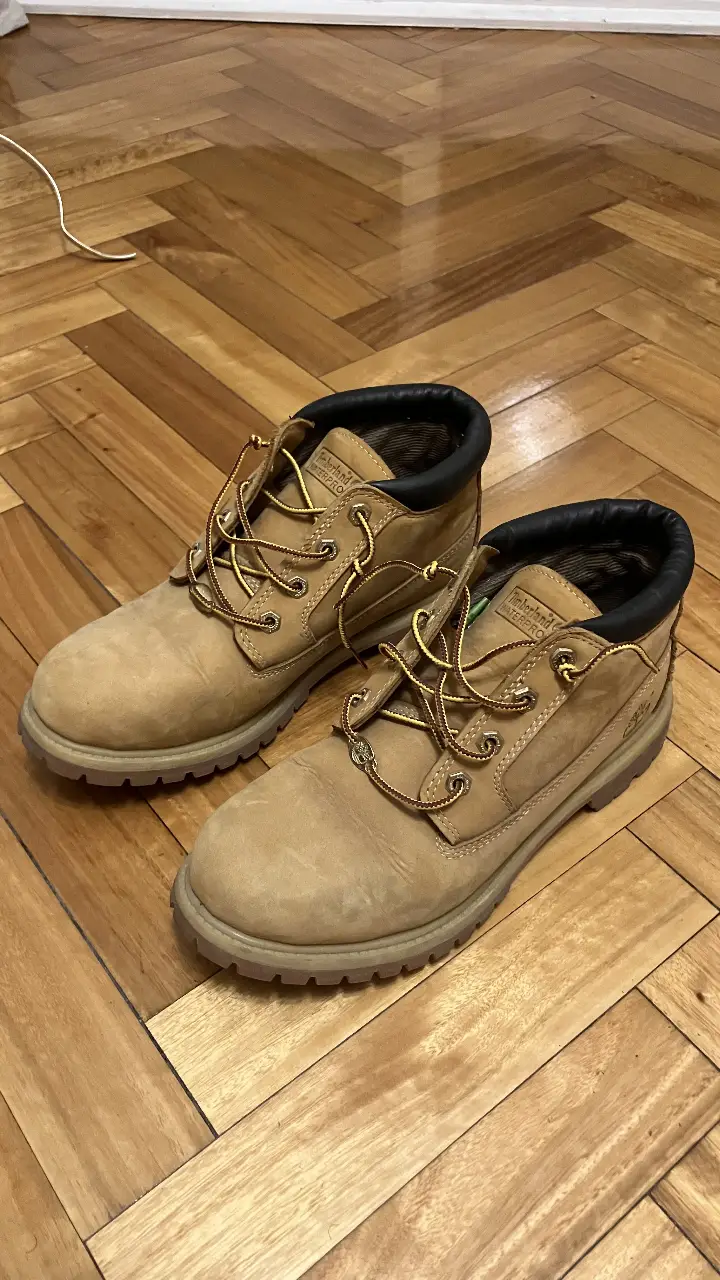 Borcegos Timberland de cuero color marrón claro. Muy poco uso, en excelente estado.
