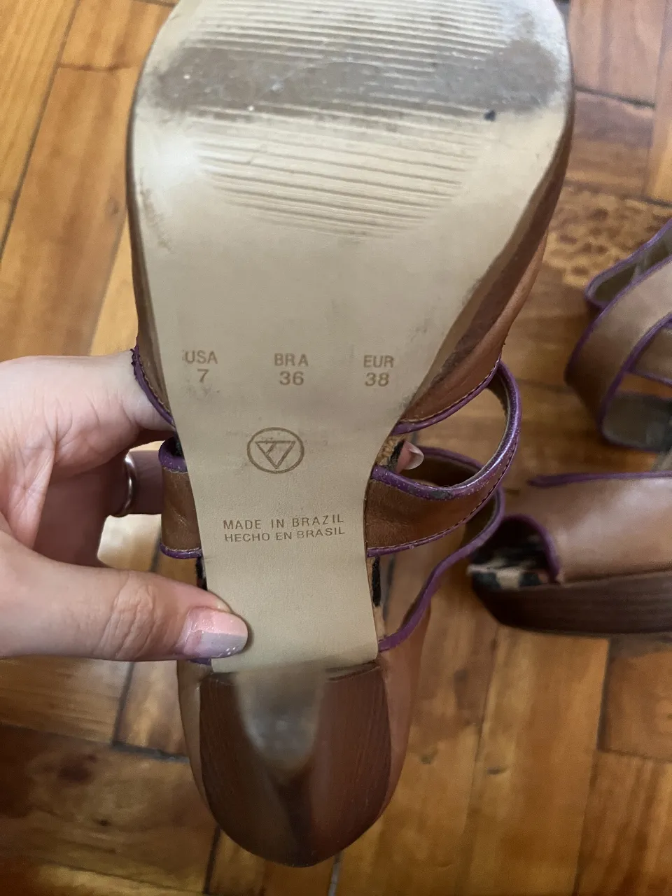 Sandalias de taco alto color marrón con detalles en violeta y estampa animal print en la punta. Tienen tiras cruzadas y plataforma.