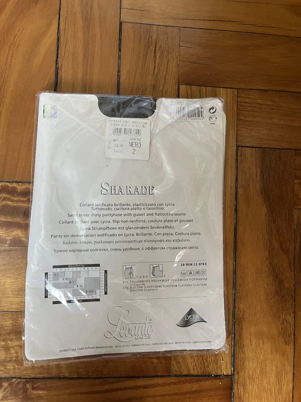 Medias finas y brillantes, ideales para lucir elegante en cualquier ocasión. Su diseño liso y delicado aporta un toque sofisticado a tu outfit.