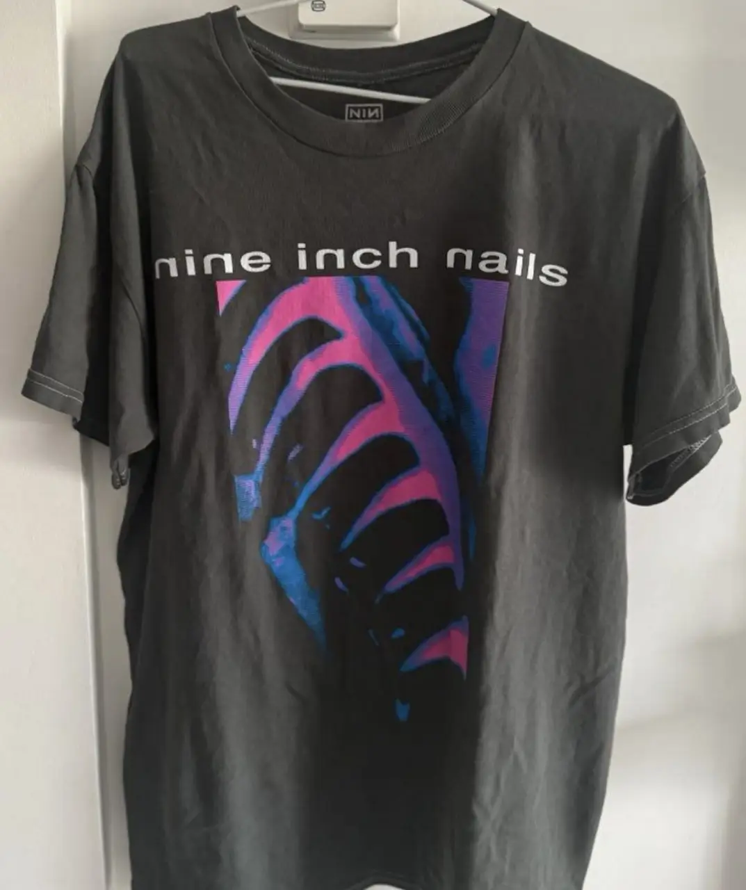 Remera de mujer, de color gris con estampado en el frente. Confeccionada en algodón, de manga corta y cuello redondo. Ideal para un look rocker y casual.