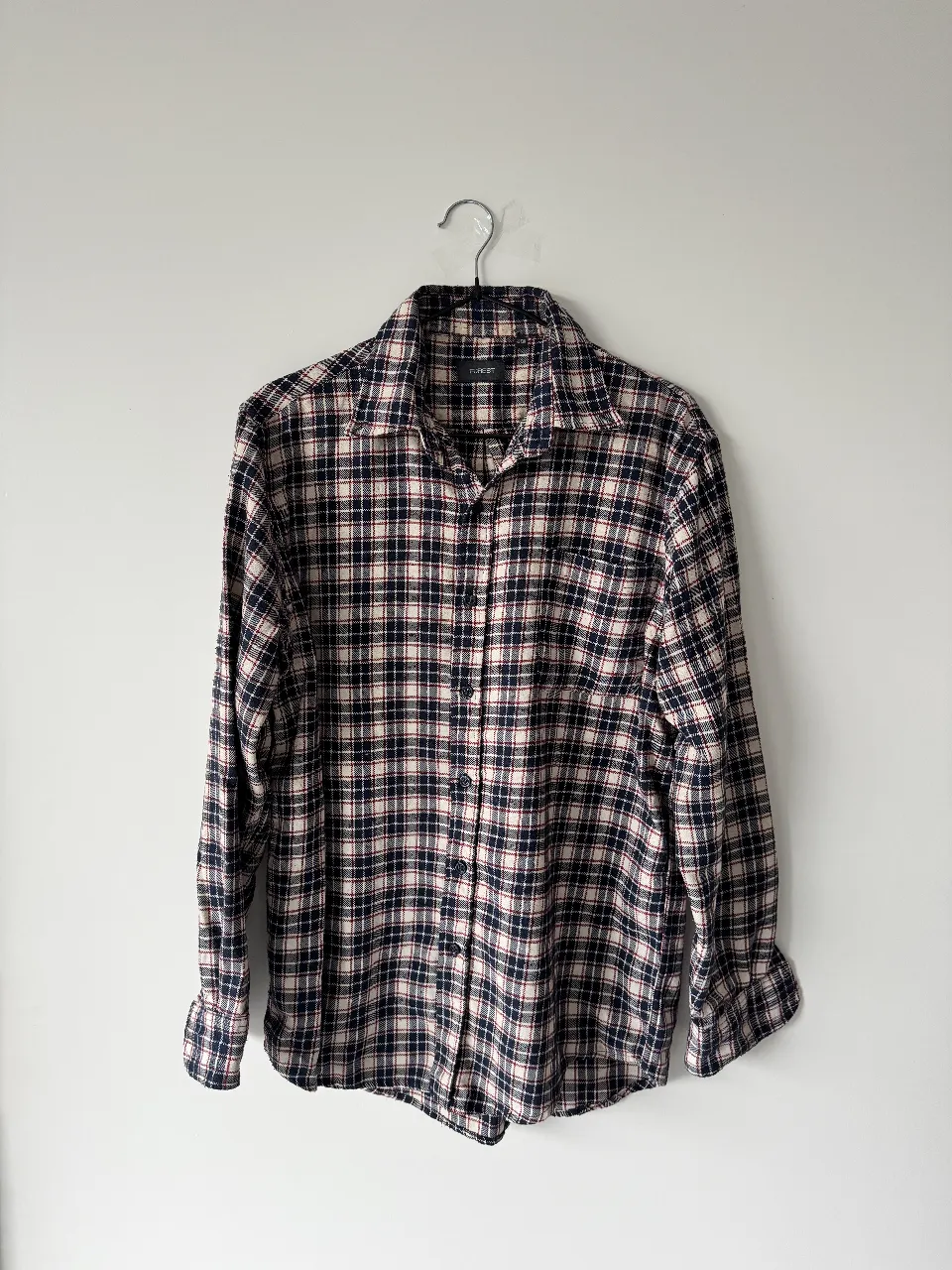 Camisa a cuadros FUREST manga larga. No tiene etiqueta de talle pero estimo es un L (guiarse x las medidas al final). Con bolsillo en el pecho. La mezcla perfecta entre fresco y abrigado, ide para un look casual y cómodo. Medidas: hombro a hombro 45cm, axila a axila 56cm, largo 72cm, largo de manga 60cm