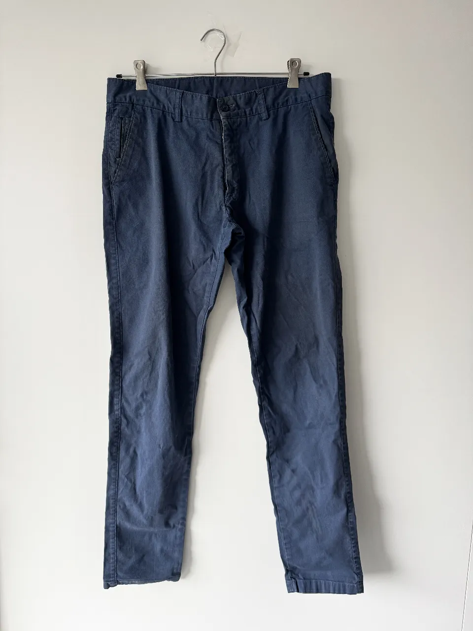 Pantalón chino azul marino, marca Daniel Hechter, talle 42. Ideal para un office look, elegante y relajado, o para el día a día💙Detalle: color levemente lavado en los bolsillos y zona del botón (ver últimas fotos) pero es casi imperceptible. Medidas (en plano): cintura 44,5cm, cadera 54cm, tiro 25cm, largo 106cm