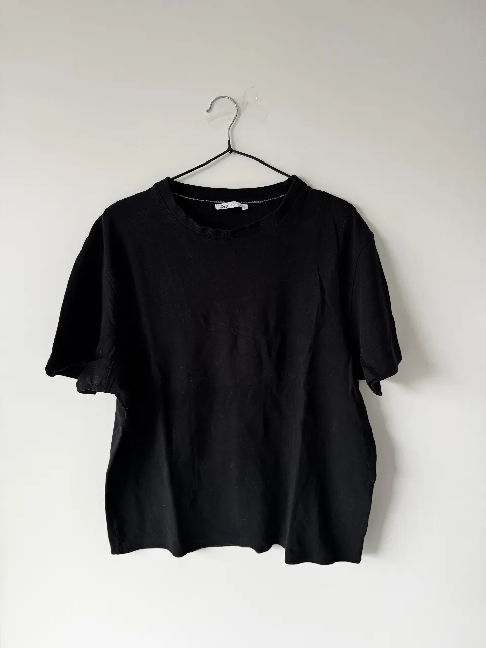 Remera negra ZARA  100% algodón, de manga corta y cuello redondo. Es el básico que no te falla nunca! Ideal para un look casual y cómodo,🖤Está casi nueva, solo se usó un par de veces. Medidas (tomadas en plano): hombro a hombro 49cm, axila a axila 57cm, largo 63cm. 
