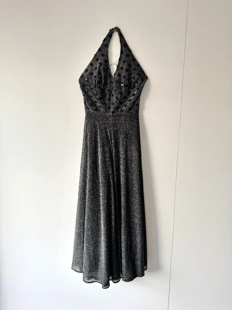 Vestido largo de fiesta, con escote halter y espalda descubierta. Tiene detalles de lentejuelas y la tela es brillante🩶Ideal para casamientos, fiesta de 15, cualquier evento especial! Tiene forro así que no transparenta nada. Medidas (en plano): busto 35cm, cintura 32cm, en la cadera ya es suelto!