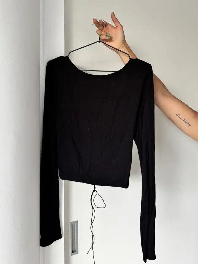 Remera de algodón manga larga REBECCA LEAH con detalle de espalda abierta con tiras ajustables. Más linda imposible, y en excelente estado🖤 Tela súper suave y con elasticidad, por lo que también puede ir para un L. Medidas: hombro-hombro 42cm, cintura 39cm (regulable x las tiras), largo 44cm. 