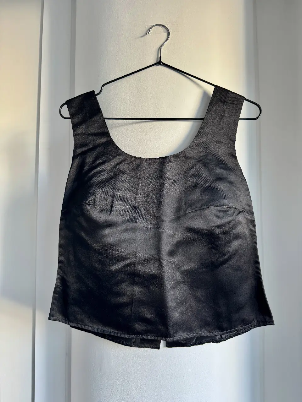 Top negro de satén con botones. Estulo corsetero. Ideal para una salida o evento especial. Diseño elegante y sofisticado. Tiene botones en la espalda pero se puede usar de ambos lados! Con los botones para adelante queda divino también. Medidas: ancho 42cm, largo 49cm. 
