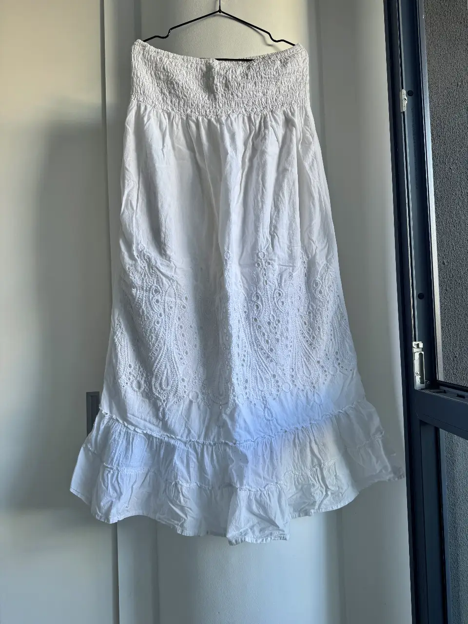 Pollera larga con encaje, bordados y volados en el borde + forro interno (no transparenta!) 🤍 Full boho chic, hermosa por donde se la mire. Se puede usar tiro alto o bajo, ya que la cintura es elastizada, y también como vestido! Mil usos 🤩 Medidas: cintura 40cm (estira el doble), largo 106cm. 