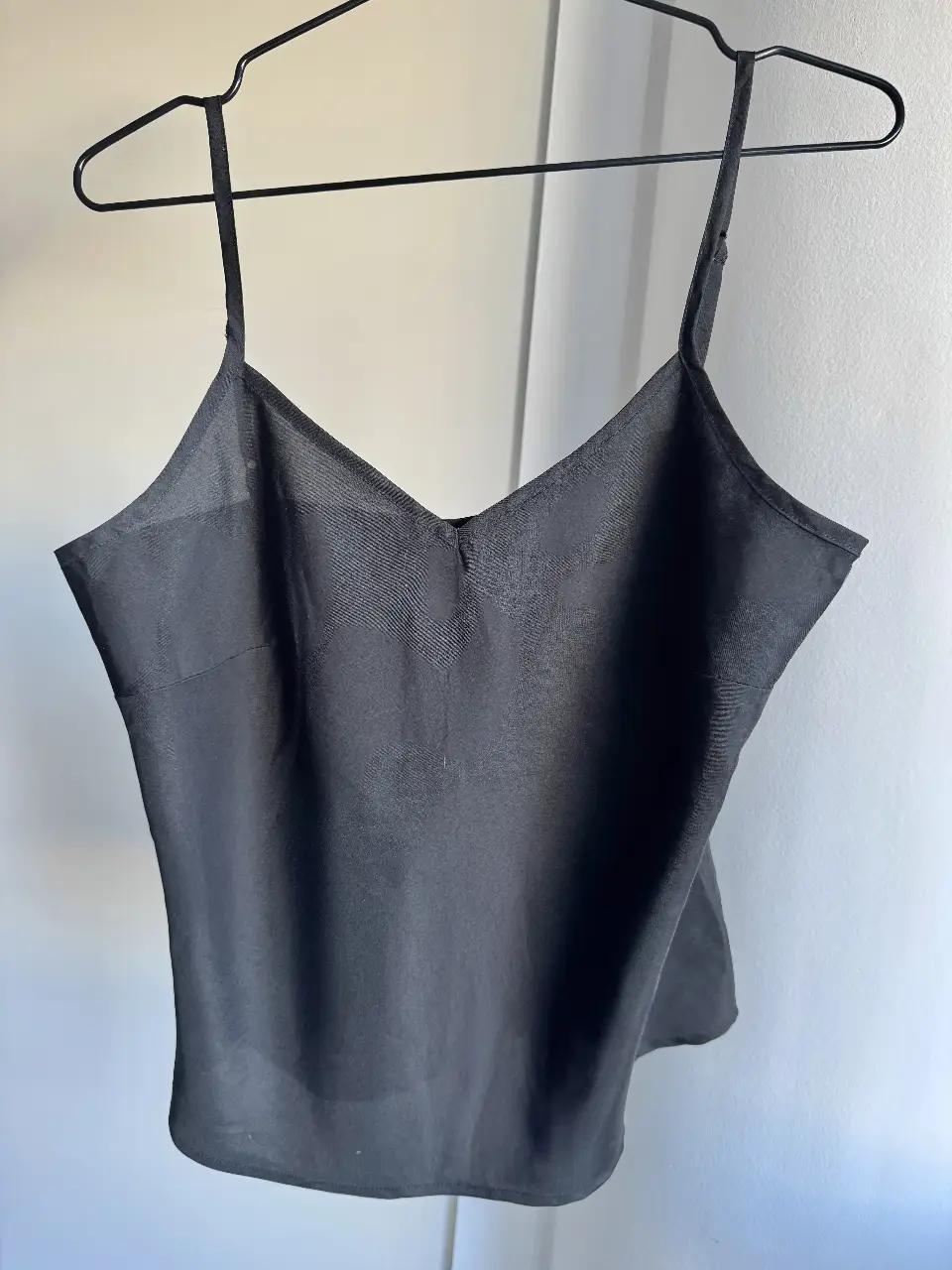 Top negro con breteles finos y escote en V. Ideal para combinar con cualquier outfit, desde un look casual hasta uno más elegante. Los breteles son regulables. Medidas: ancho 44cm, alto (sin contar breteles) 42cm. En la etiqueta dice talle M pero también va para un L.