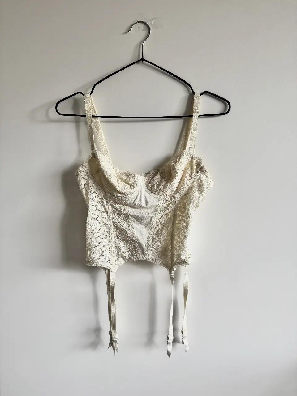 Top bustier de lencería vintage, con detalles de seda y encaje DIVINO🤍 El corpiño es sin ballenas, y tiene breteles regulables y desmontables. Abarca más de un talle porque la espalda se regula (2 niveles). Incluye ligueros. 