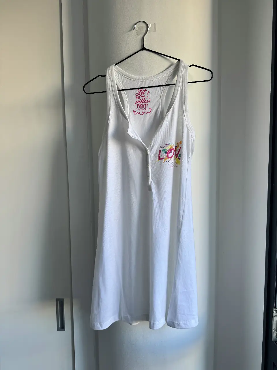 Camisón blanco de algodón con estampado "LOVE" y botones. Ideal para dormir cómoda y con estilo. La etiqueta interna dice talle 1 así que sería un XS/S. Medidas: largo 81cm, sisa a sisa 39cm, ancho inferior 60cm. Puede usarse incluso de musculosa de día!