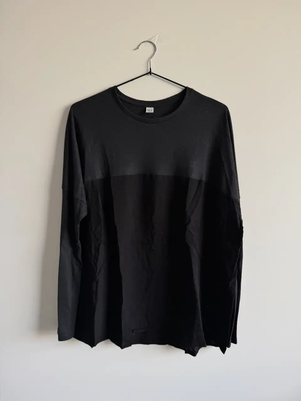 Remera manga larga negra marca VER. Corte recto y cuello redondo, tiene 2 telas diferentes: algodón la parte de arriba y después pasa a un estilo de seda/tul divino, también negro. Talle L/46 según etiqueta. 
