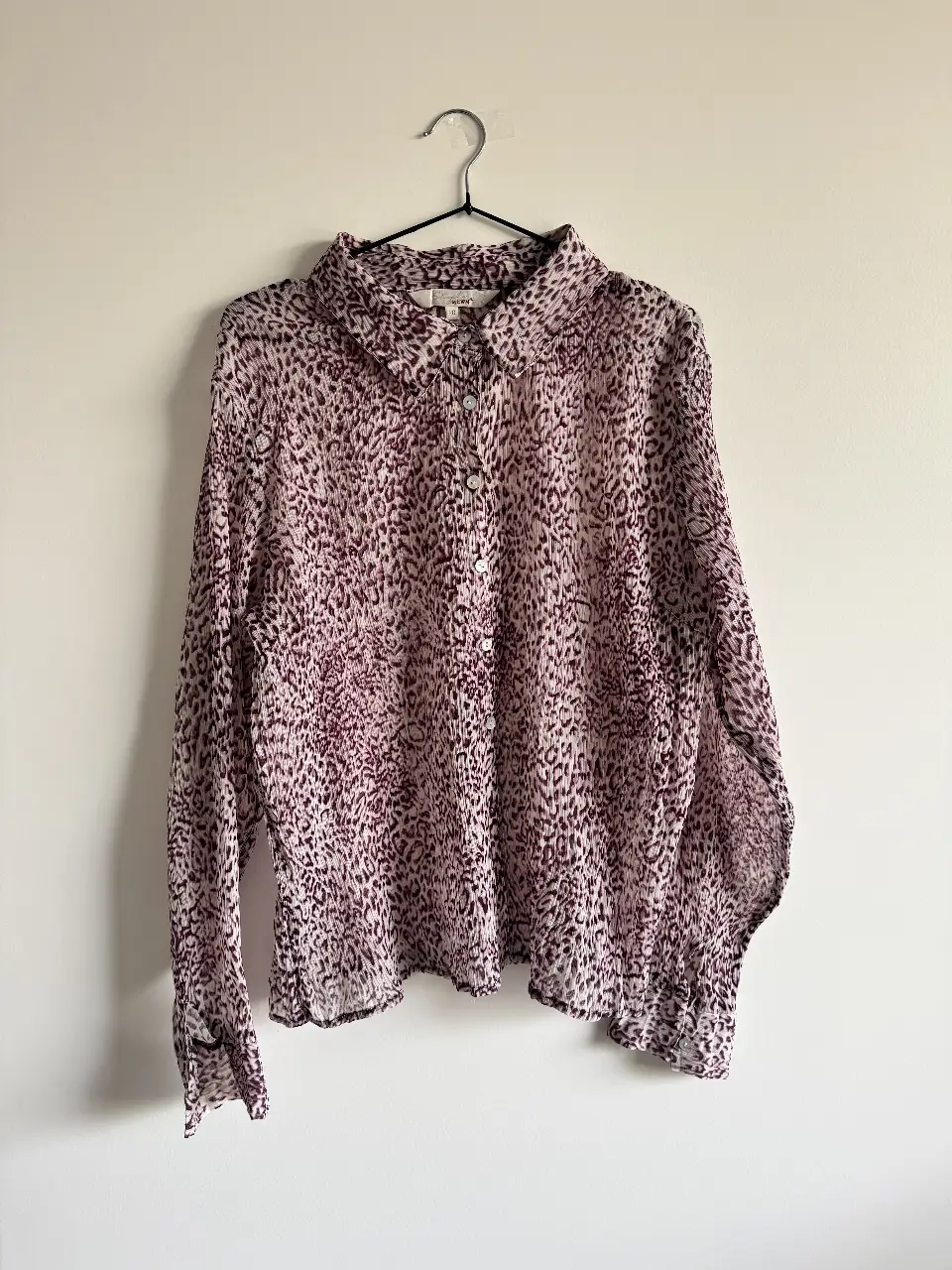 Camisa animal print en tonos violetas y blancos. Confeccionada en tela liviana y fluida, ideal para un look casual y femenino. Super fresca y canchera💕 Tiene mangas largas con puños, y los botones son perlados DIVINOS. 