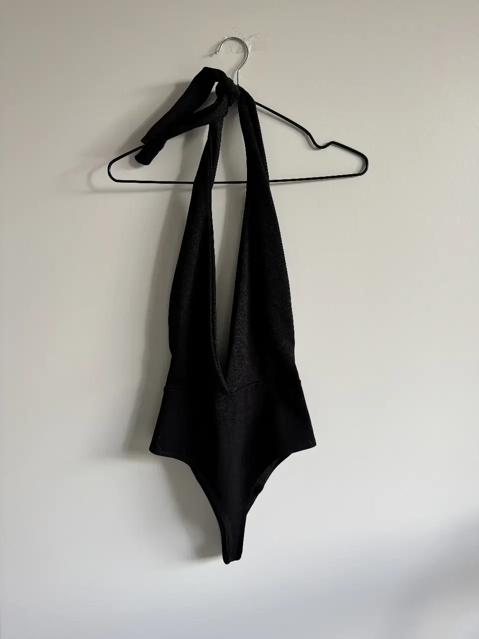 Body negro con escote pronunciado y diseño halter, con la espalda toda descubierta. UN FUEGO❤️‍🔥❤️‍🔥Regulable con las tiras que se atan en el cuello.  Super sexy, podes combinarlo con un palazzo negro para algún evento más formal, o con un micro short para salir de noche💅🏻🖤Talle M/L (elástico)