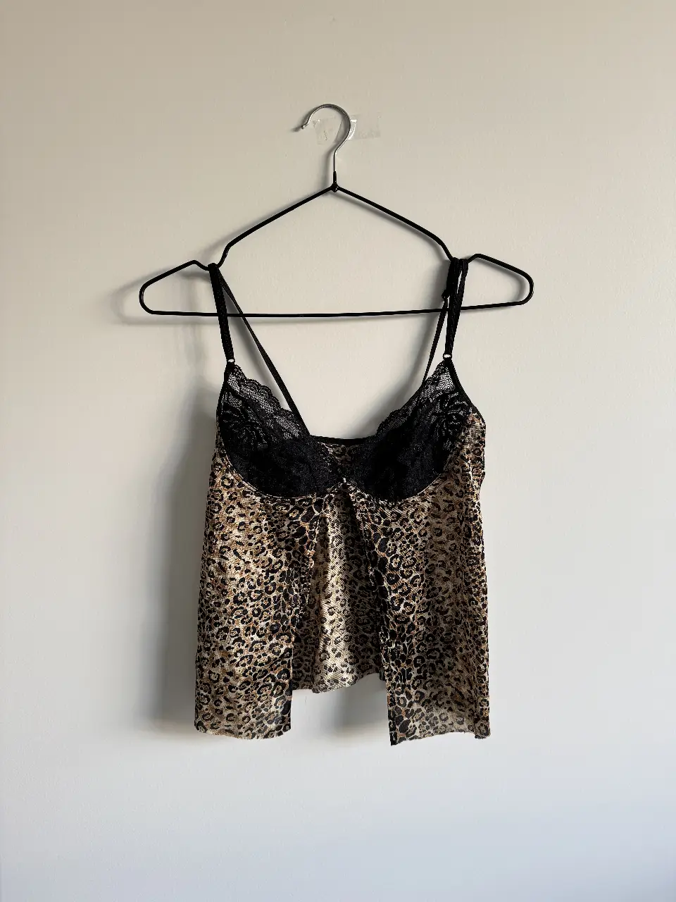 Top de lencería con estampado de leopardo y detalles de encaje negro. Semi-abierto en el frente, súper sexy, te levanta cualquier look🖤🐆 Tiene breteles regulables. Medidas: sisa a sisa 33cm (estira hasta 47cm aprox), largo (sin contar breteles) 39cm. 
