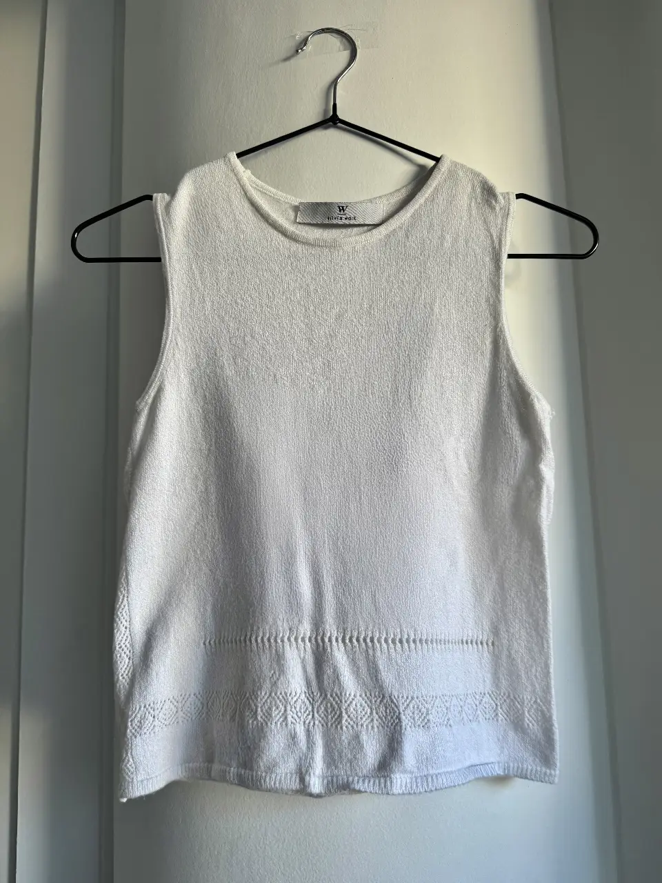 Musculosa blanca de tejido de punto, con detalles calados en el bajo. Cuello redondo y corte recto. Ideal para un look casual y fresco. Medidas: sisa a sisa 34cm, largo 44cm, hombro a hombro 28cm. Por las medidas es talle S pero la tela estira así que va para un M también! 