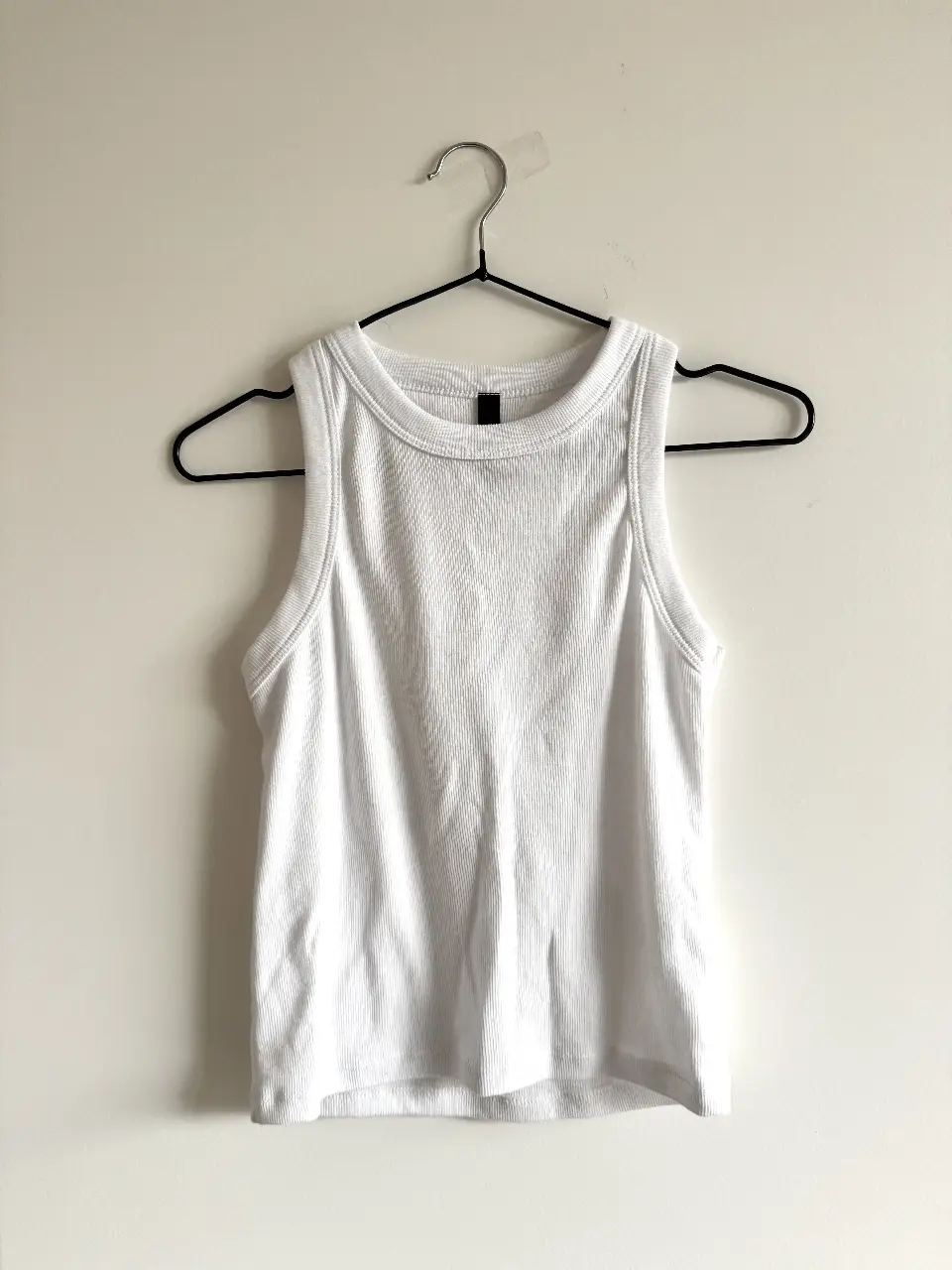 Musculosa blanca de morley 100% algodón, talle L. Nueva, sin etiqueta. Ideal para cualquier estación, ya sea como prenda principal o debajo de varias capas de abrigo🫶🏻Diseño simple y versátil, ideal para combinar con cualquier outfit. Es EL BÁSICO perfecto. Medidas: largo 48cm, ancho 37cm (estira)