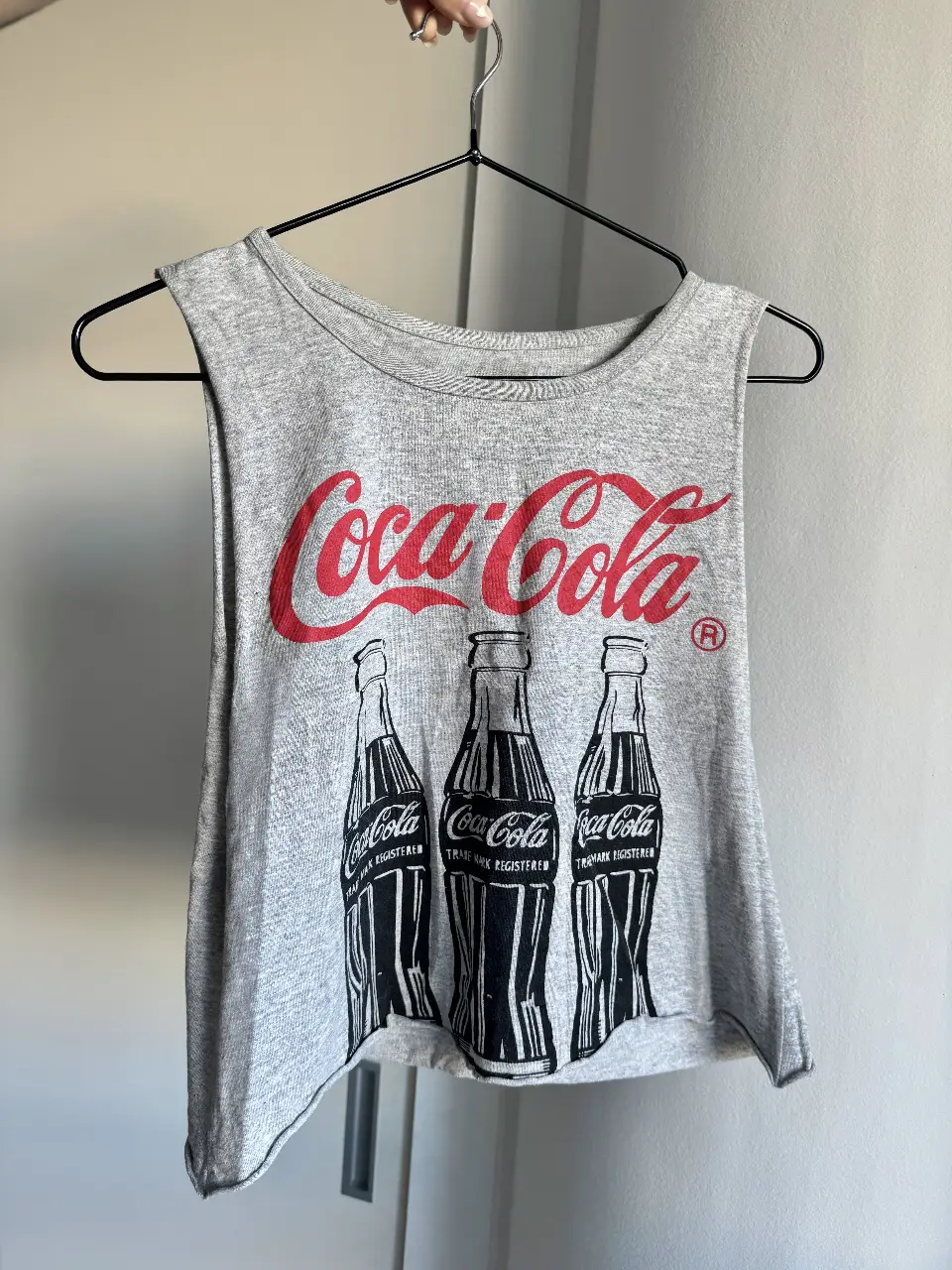 Musculosa de mujer con estampado de Coca-Cola. Vintage. Ideal para un look casual y fresco. El estampado es de máxima calidad, no se sale ni agrieta. Es talle S/M, ya que la tela estira. 