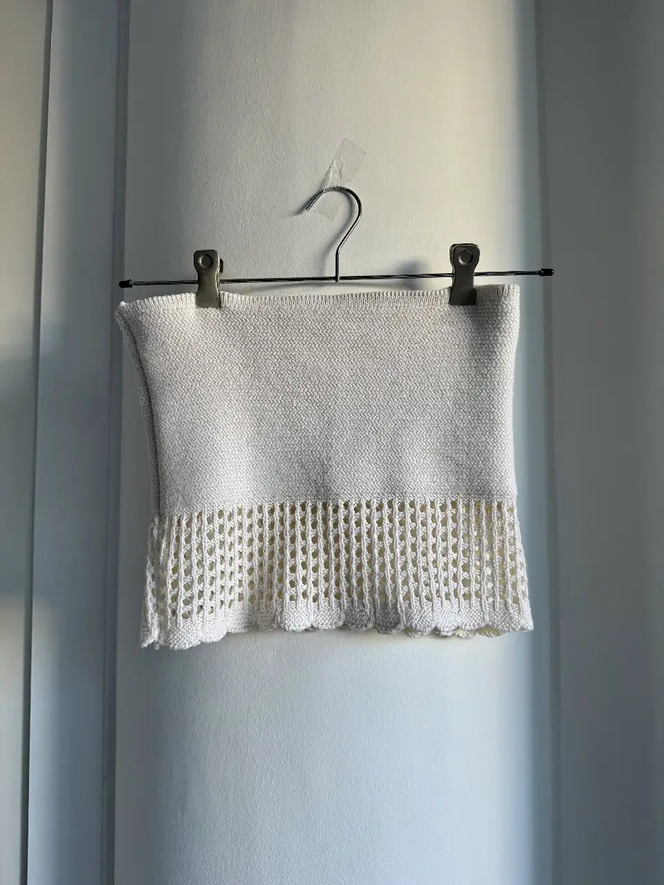 Top bandeau tejido blanco con detalle de crochet en el borde inferior. Ideal para un look fresco y casual. full verano, es comodisísimo y queda perfecto para cualquier momento del día. Marca Pool que es parte de C&A. Medidas: ancho 32cm, largo 27cm. Estira hasta 1 o 2 talles más tranquilamente. 