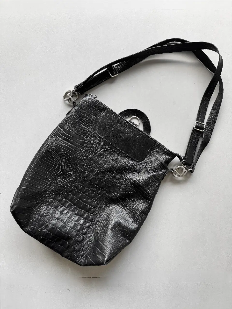 Mochila & Cartera (se puede usar de varias formas!) 100% cuero genuino grabado. Marca POLONIA CRUZ. Medidas: 40x33x12cm Correas regulables y desmontables. Bolsillo con cierre en interior y otro en la parte de atrás. Se usó muy pocas veces. En la última foto se ve el valor actual del producto nuevo. 