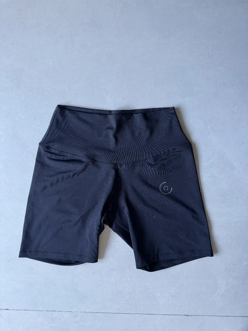 Biker deportiva ORA ACTIVE color negro, ideal para entrenamientos💪🏻Confeccionada con tela elastizada y de alta calidad, ofrece comodidad y ajuste perfecto. Tiro alto. Medidas: tiro 26cm, cintura 30cm (estira hasta 44), largo 37cm. 