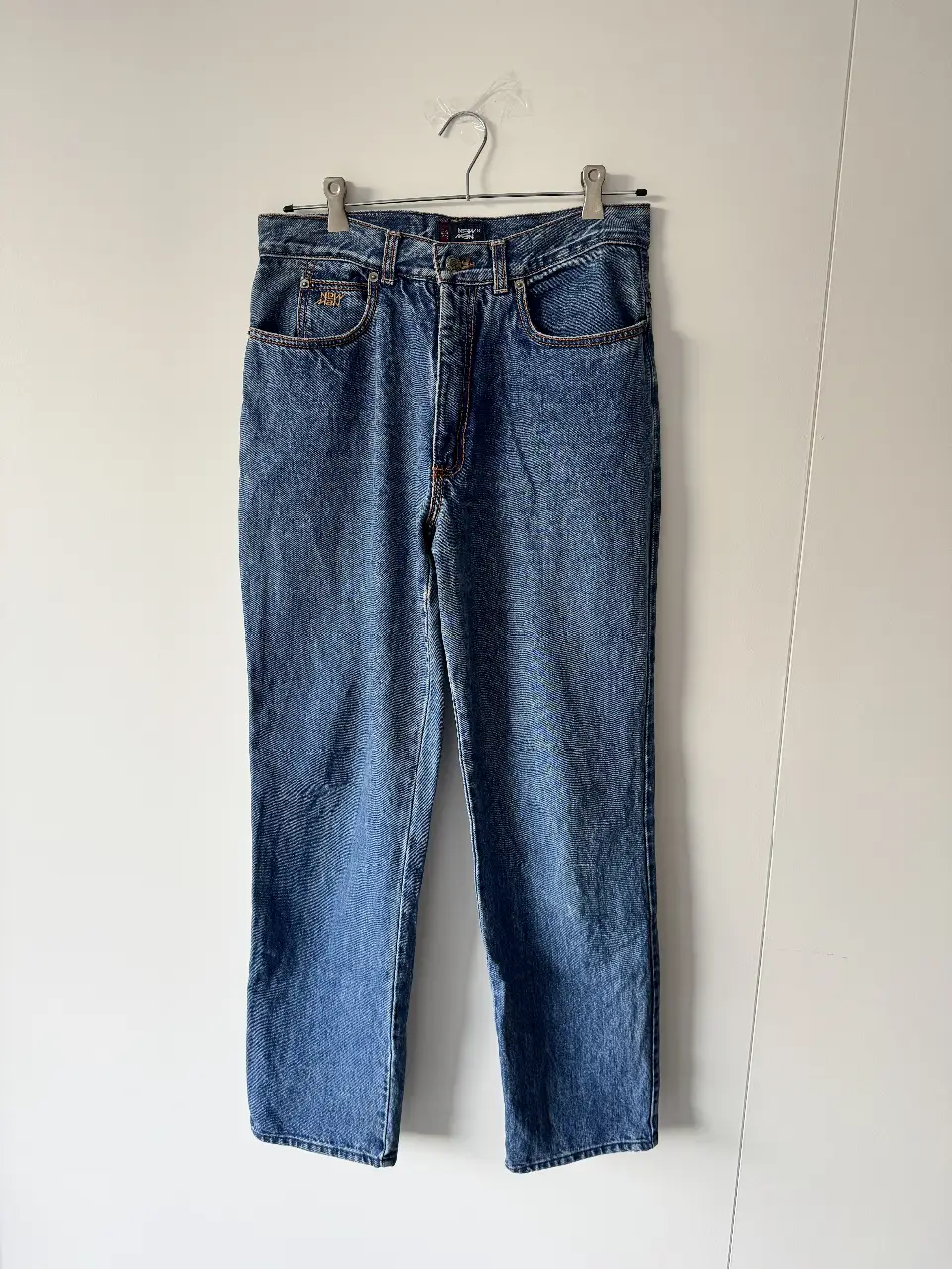 Jean recto vintage NEWMAN. Un clásico atemporal, no se consigue mejor! Estimación de talle: 30 US (o W30), 40 argentino/europeo, en marcas como Levi’s sería un 30x34 aprox. No tiene etiqueta así que guiarse por las medidas (tomadas en plano): cintura 40, tiro 30cm, cadera 55cm, largo 112cm.