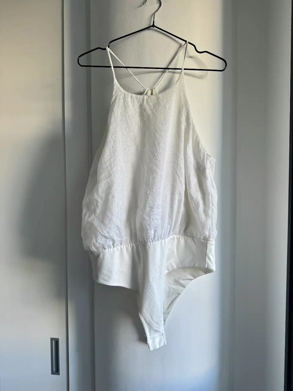 Body blanco MARFINNO con diseño de espalda cruzada y detalle de lazo. Ideal para un look fresco y moderno, tanto de día como de noche. Es perfecto hasta para usar en año nuevo!✨Tiene forreria interna así que no transparenta NADA, y botones debajo para que sea súper cómodo ponérselo. Talle L🫶🏻