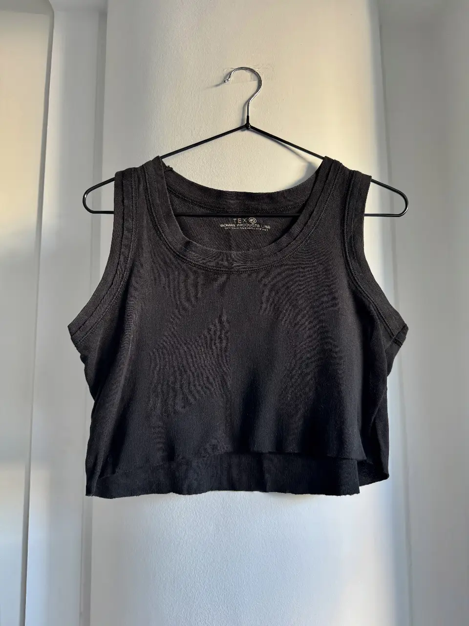 Top negro de algodón, estilo musculosa, con cuello redondo y corte crop. Ideal para un look casual. Es comodísimo🖤 Medidas: largo 38cm, ancho 42cm