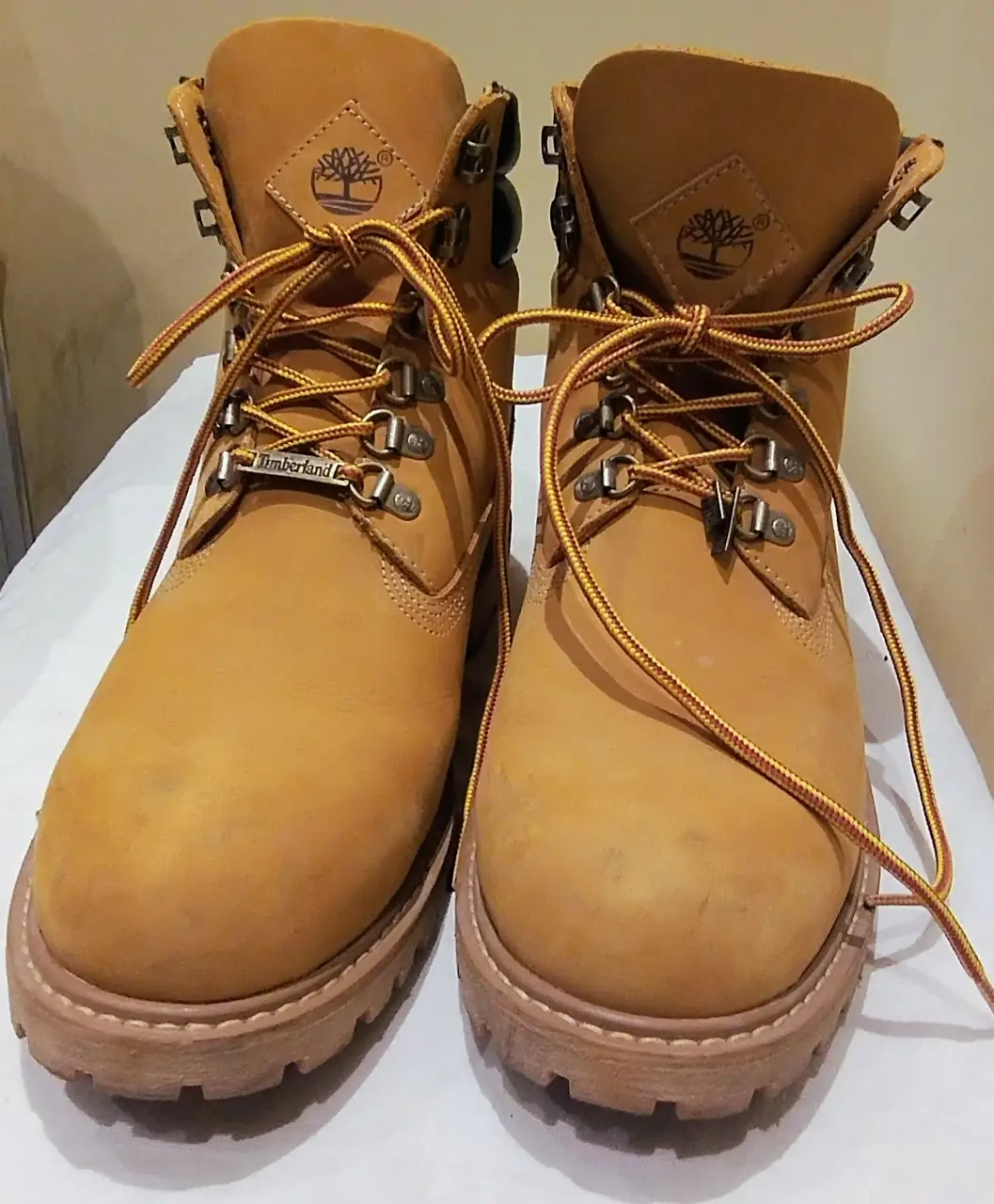 Borcegos Timberland color mostaza, con detalles en negro en la parte superior. Cordones amarillos y suela marrón. Talle 11 US, 43 BR, 44 ARG. Made in Brazil.