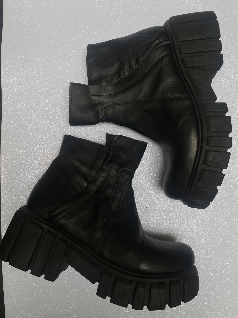 Botas de cuero negras con plataforma. Un clásico que no puede faltar en tu guardarropa, ideales para darle un toque rockero a cualquier outfit.