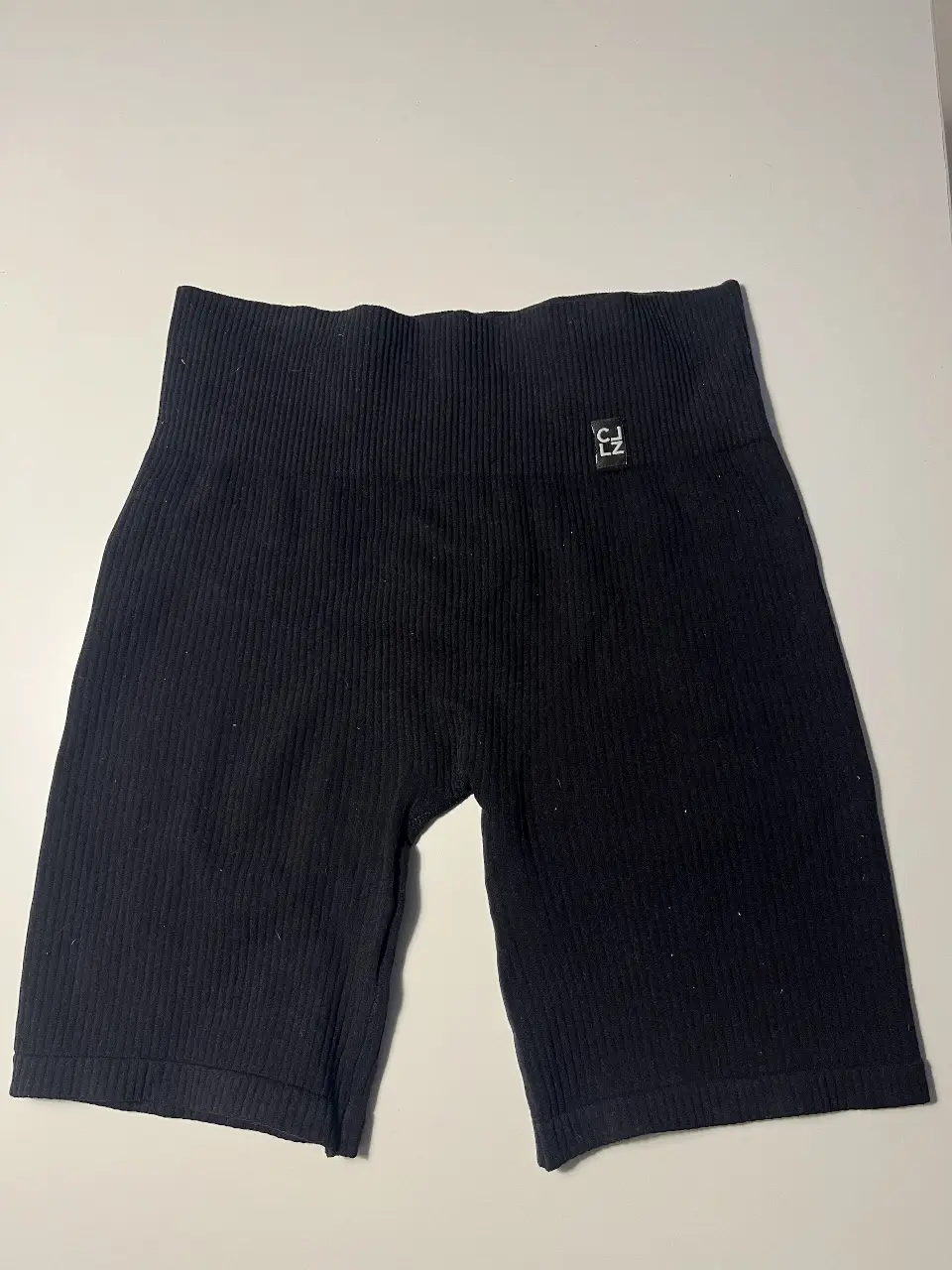Shorts deportivos negros de calza, ideales para entrenar. Confeccionados en tejido de punto acanalado, tiro alto y logo de la marca. Muy poco uso porque me quedaron chicas. (se estiran pero son más S) 