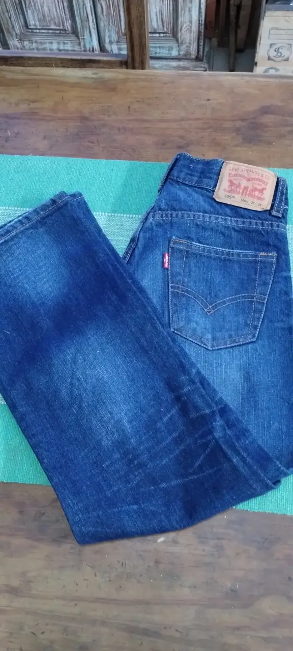 Jeans de chicos, modelo 505 Regular.  sin uso! , de la marca Levi's. Talle 10 w 25 L25 Corte recto, clásico y versátil. Ideal para un look casual y cómodo.