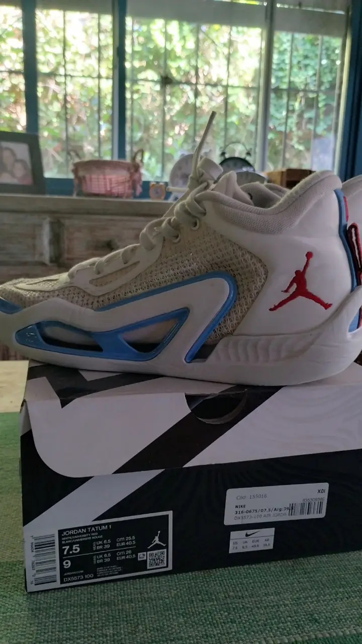 Zapatillas Jordan Tatum 1, blancas con detalles en azul y rojo. Ideales para jugar al basquet.