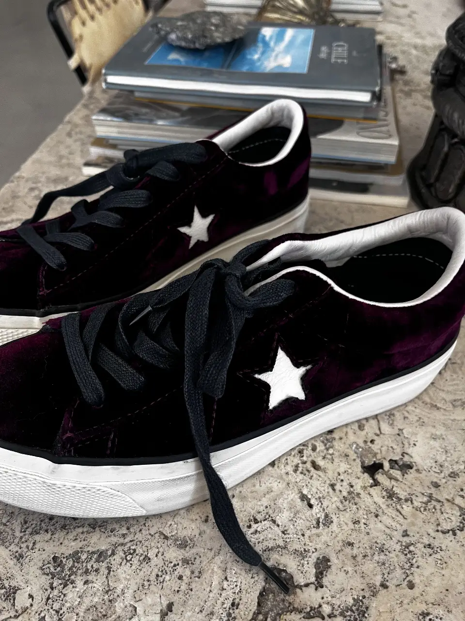 Zapatillas Converse One Star de terciopelo color borgoña con detalles en blanco y cordones negros. Diseño clásico con estrella en el lateral y suela de goma.