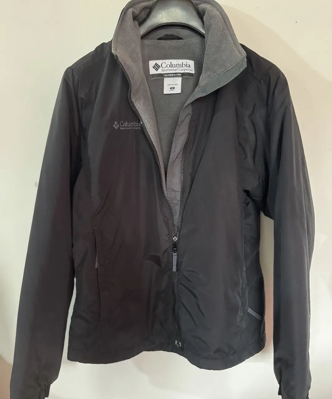 Campera Columbia deportiva para mujer, color negro con interior de polar gris. Con cierre y logo bordado. Talle M.