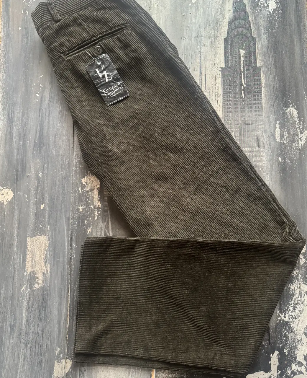 Pantalón de vestir de corderoy color marrón oscuro, con corte recto y bolsillos. Ideal para un look elegante y cómodo.