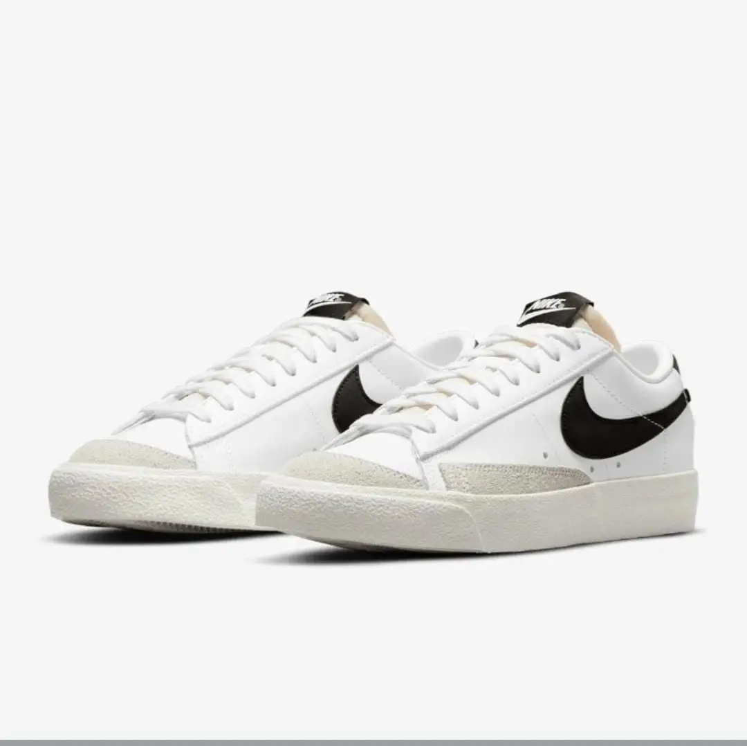 Zapatillas Nike Blazer Low blancas con el logo en negro. Nro 39,5 Un clásico de la marca, ideales para un look casual y cómodo.